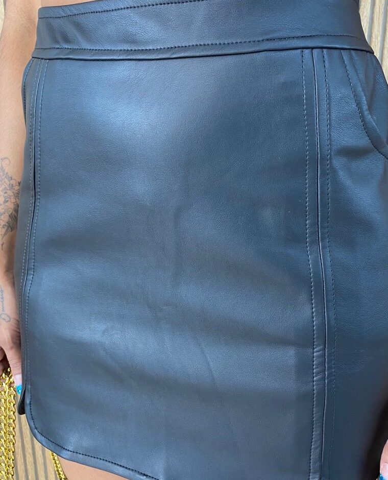 Saia Curta Clara Couro Eco com Bolsos Preta - Fernanda Ramos Store