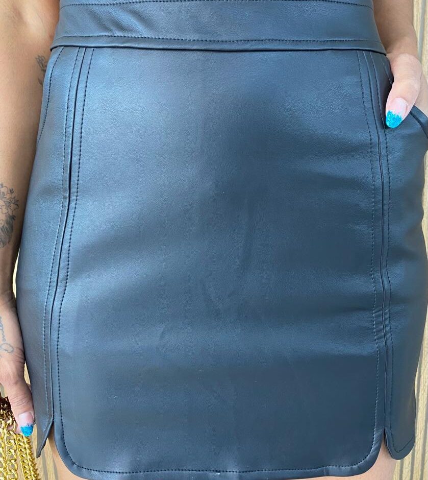 Saia Curta Clara Couro Eco com Bolsos Preta - Fernanda Ramos Store