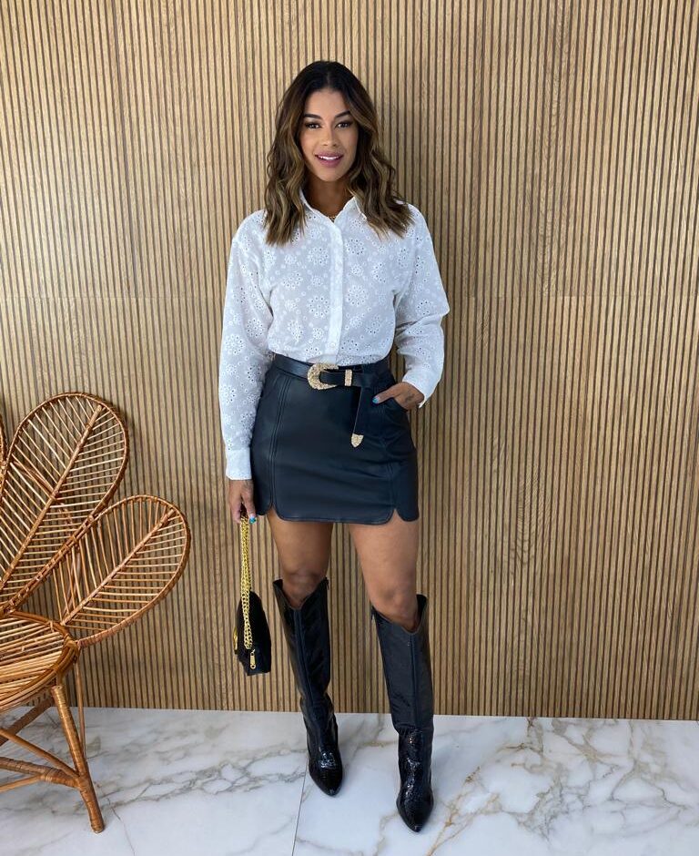 Saia Curta Clara Couro Eco com Bolsos Preta - Fernanda Ramos Store