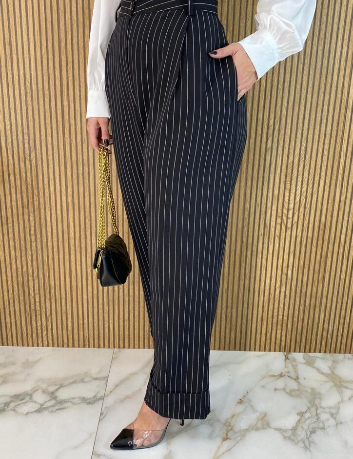 Calça Feminina Reta Risca de Giz Preta - Fernanda Ramos Store