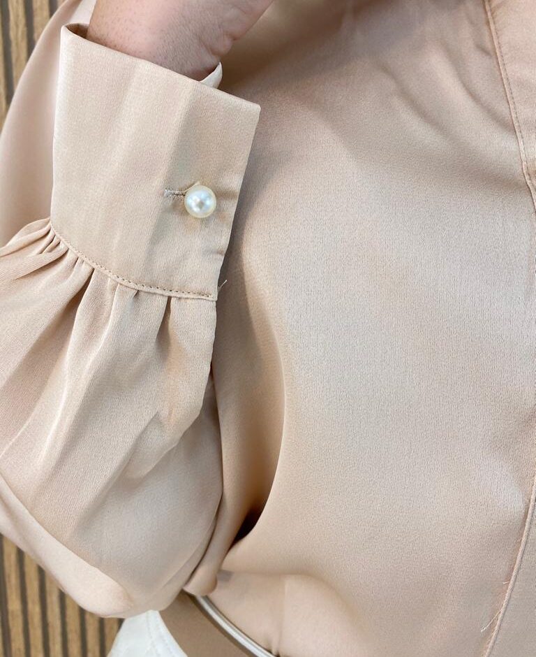 Camisa Feminina Manga Longa Detalhe em Pérolas Bege - Fernanda Ramos Store