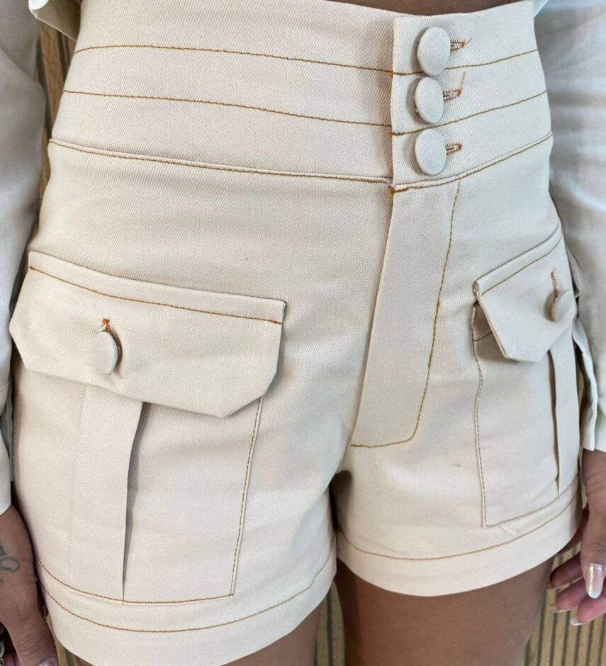 Short Feminino com 3 Botões e Bolsos na Lateral Cru - Fernanda Ramos Store