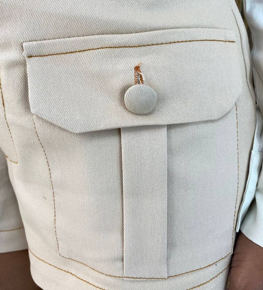 Short Feminino com 3 Botões e Bolsos na Lateral Cru - Fernanda Ramos Store