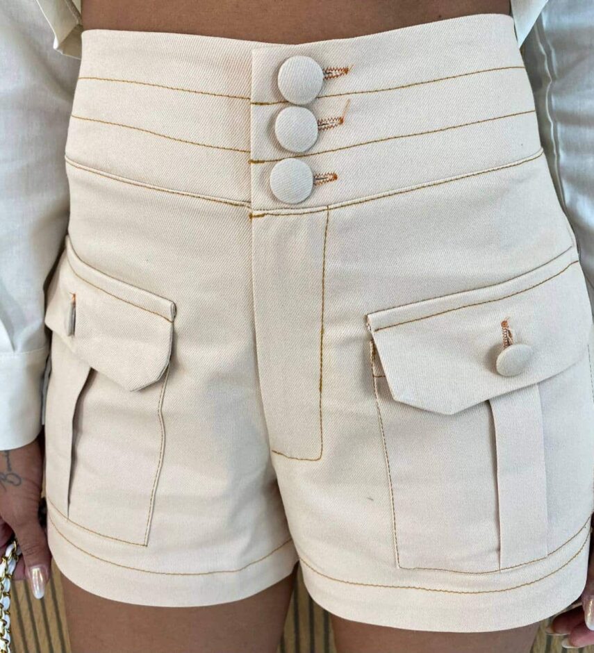 Short Feminino com 3 Botões e Bolsos na Lateral Cru - Fernanda Ramos Store