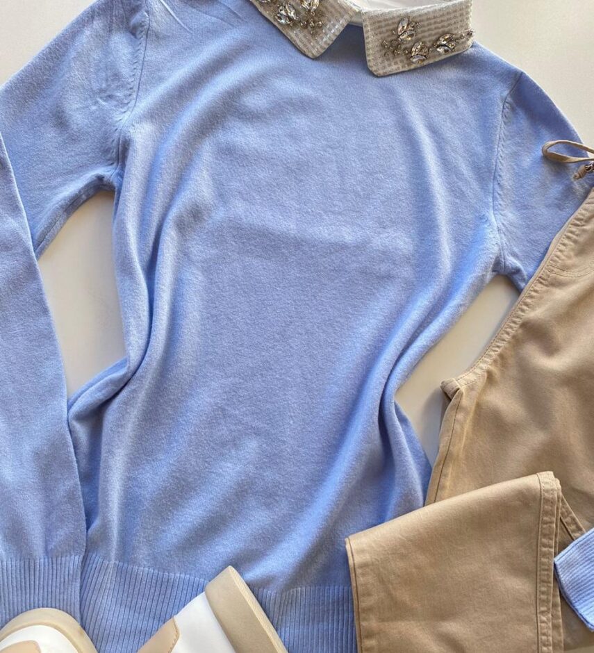 fernandaramosstore com br Blusa Manga Longa Modal Isis com Aplicação na Gola Azul 1