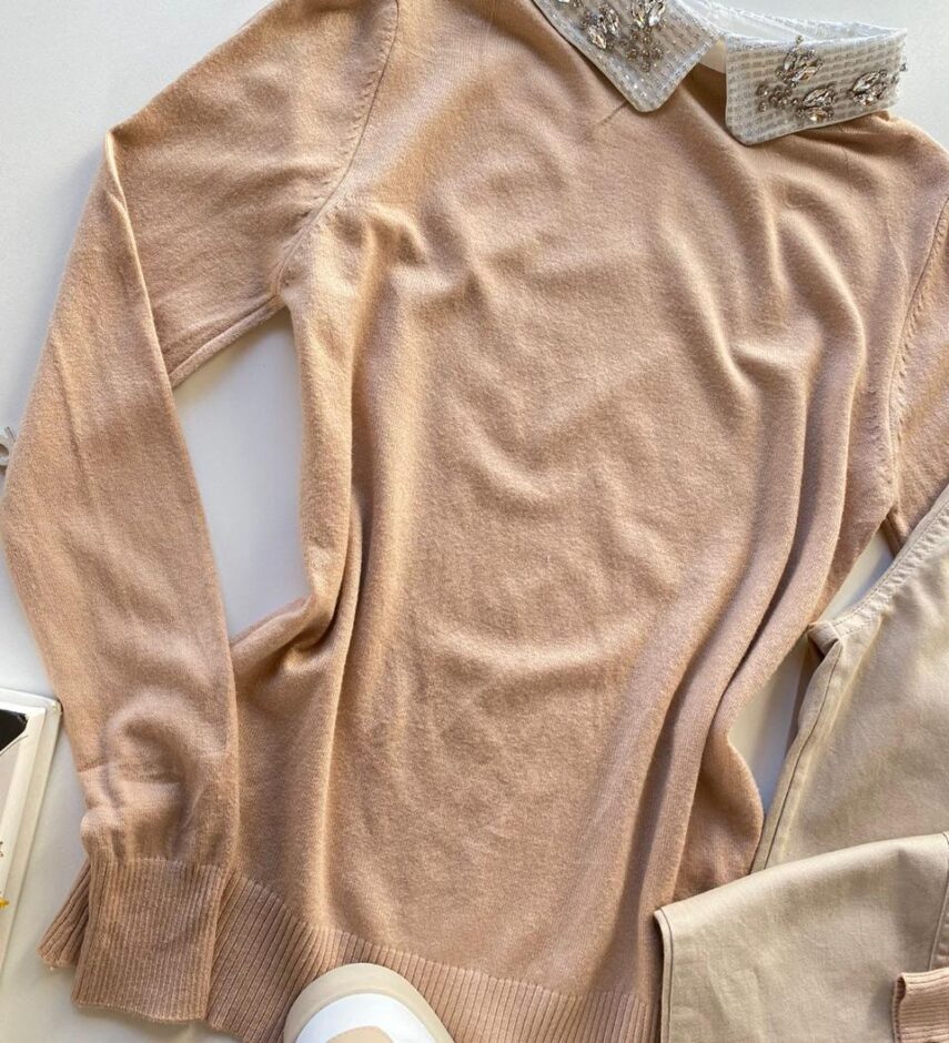 fernandaramosstore com br Blusa Manga Longa Modal Isis com Aplicação na Gola Bege 1