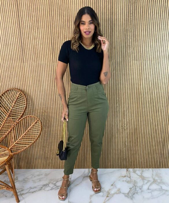 Calça Feminina Sarja com Bolsos Luna Verde Militar - Fernanda Ramos Store