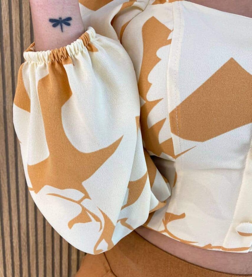 Cropped Feminino Manga Longa com Amarração Estampa Bege - Fernanda Ramos Store