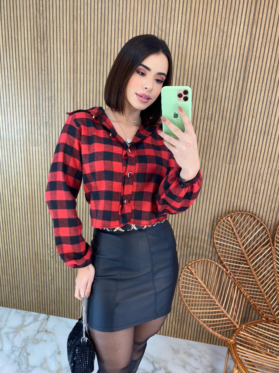 Top cropped xadrez vermelho com faixas brancas