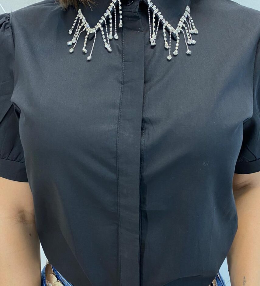 Camisa Feminina Manga Curta com Aplicações Preta - Fernanda Ramos Store