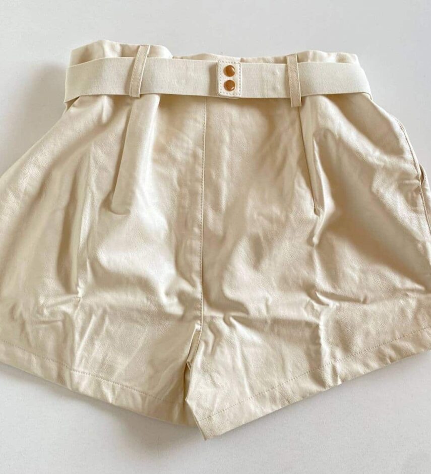 Short Feminino Couro Eco Liz com Cinto Off White - Fernanda Ramos Store
