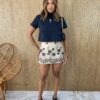 Short Saia Feminino Bordados Florais Fundo Bege - Fernanda Ramos Store