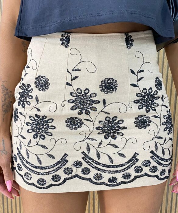 Short Saia Feminino Bordados Florais Fundo Bege - Fernanda Ramos Store