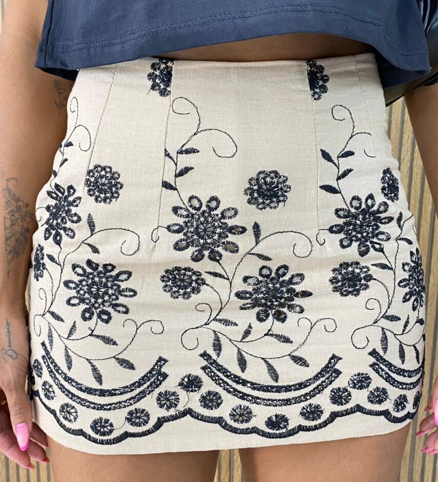 Short Saia Feminino Bordados Florais Fundo Bege - Fernanda Ramos Store