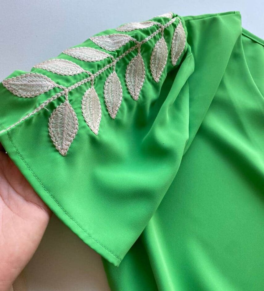 Blusa Feminina Mangas Bordadas em Folhas Verde - Fernanda Ramos Store