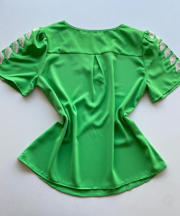 Blusa Feminina Mangas Bordadas em Folhas Verde - Fernanda Ramos Store