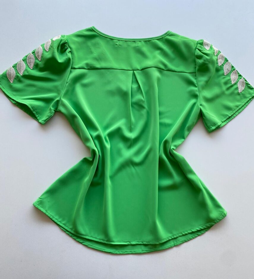 Blusa Feminina Mangas Bordadas em Folhas Verde - Fernanda Ramos Store