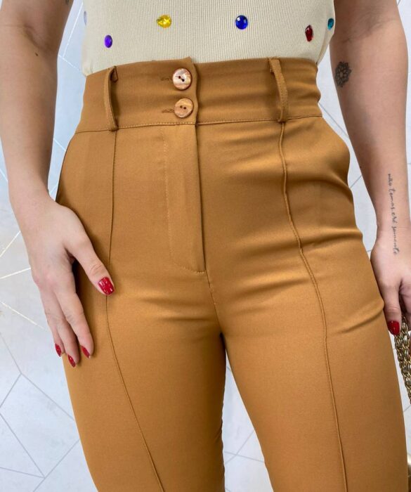 Calça Feminina Alfaiataria Heloisa Caramelo - Fernanda Ramos Store