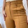 Calça Feminina Alfaiataria Heloisa Caramelo - Fernanda Ramos Store