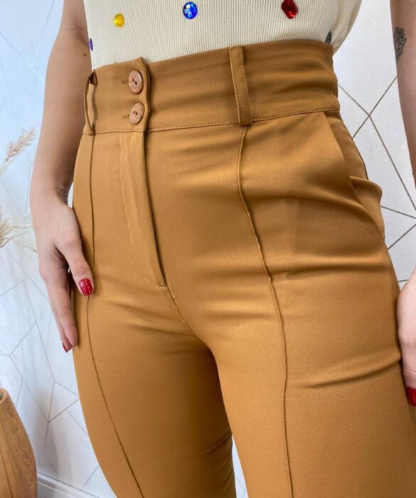 Calça Feminina Alfaiataria Heloisa Caramelo - Fernanda Ramos Store