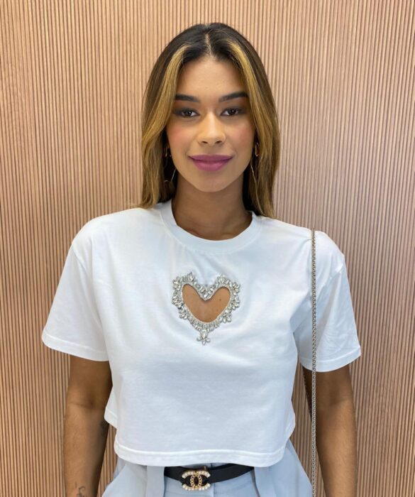 Cropped Feminino Coração Vazado com Aplicações Branco - Fernanda Ramos Store