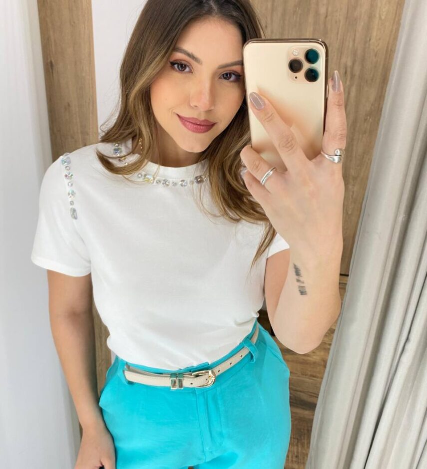 T-shirt Manga Curta Detalhe em Aplicações Branca - Fernanda Ramos Store
