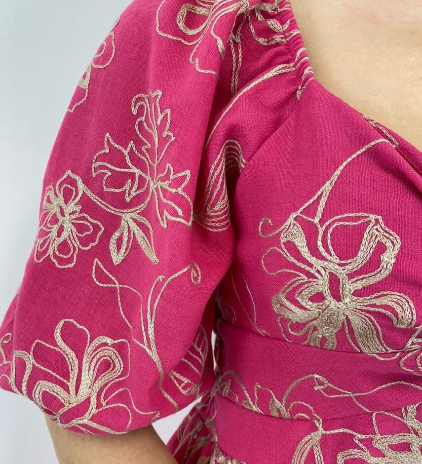 Vestido Midi sem Bojo Lastex Atrás Manga Curta Bordado Pink - Fernanda Ramos Store