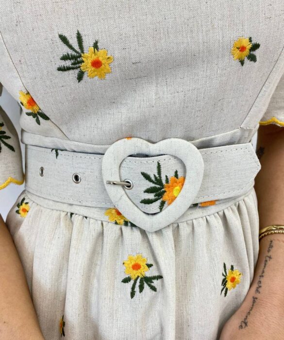 Vestido Midi sem Bojo Tricoline com Cinto Cru Flores Amarelo - Fernanda Ramos Store