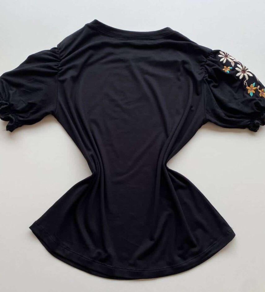 Blusa Manga Curta Feminina de Malha Mangas Bordadas Preta - Fernanda Ramos Store