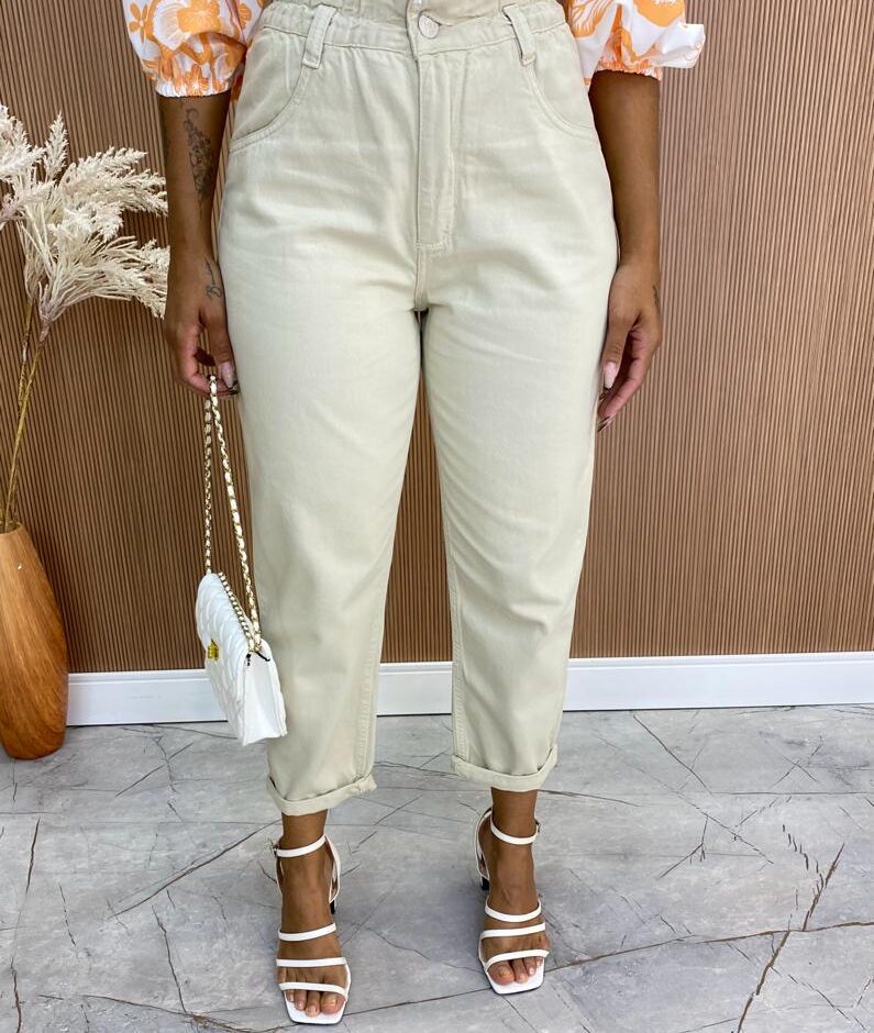 Calça Feminina Mom Alta Clochard Sarja Bege - Fernanda Ramos Store
