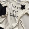 T-shirt Manga Curta com Broche de Flor La Vie Est Belle Off White - Fernanda Ramos Store