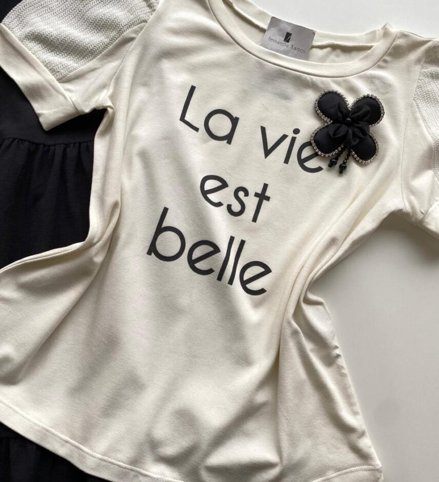 T-shirt Manga Curta com Broche de Flor La Vie Est Belle Off White - Fernanda Ramos Store