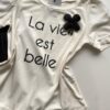 T-shirt Manga Curta com Broche de Flor La Vie Est Belle Off White - Fernanda Ramos Store