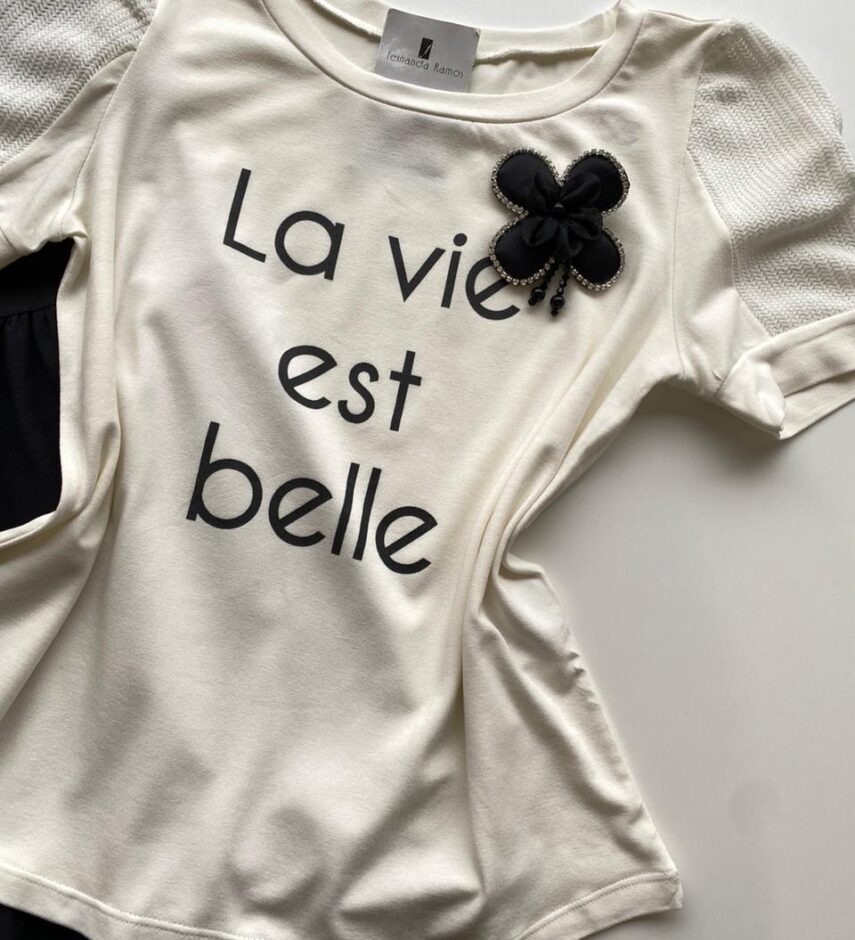 T-shirt Manga Curta com Broche de Flor La Vie Est Belle Off White - Fernanda Ramos Store