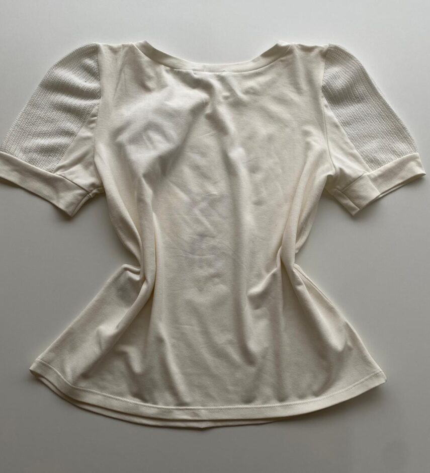 T-shirt Manga Curta com Broche de Flor La Vie Est Belle Off White - Fernanda Ramos Store