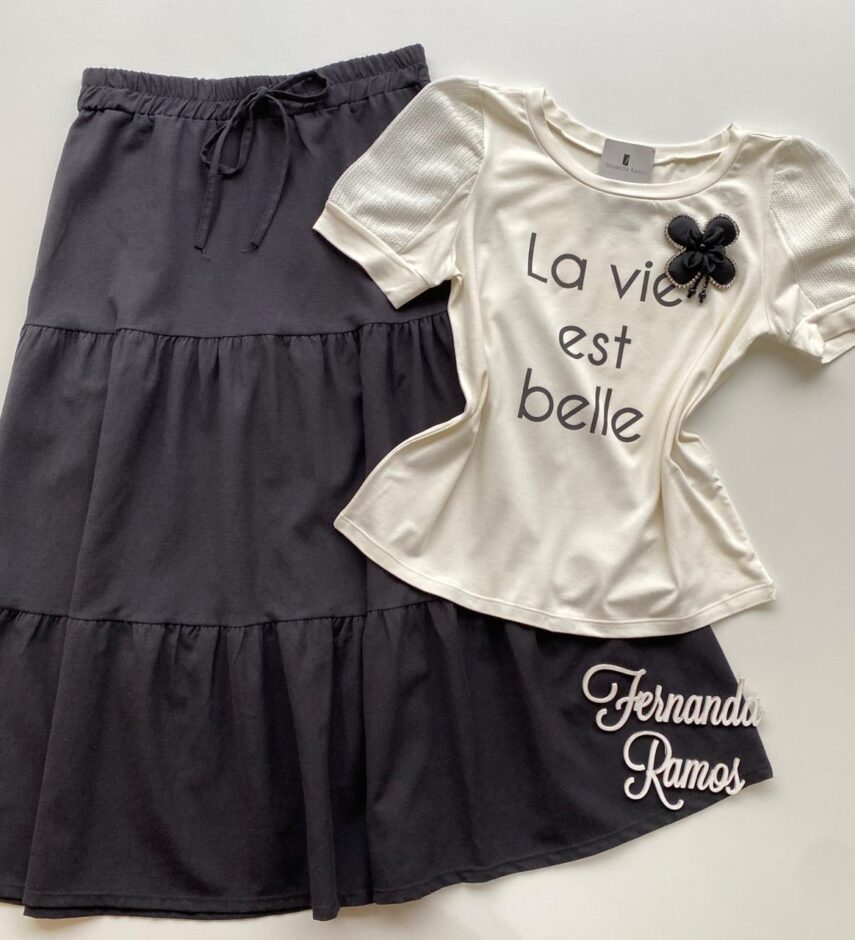 T-shirt Manga Curta com Broche de Flor La Vie Est Belle Off White - Fernanda Ramos Store