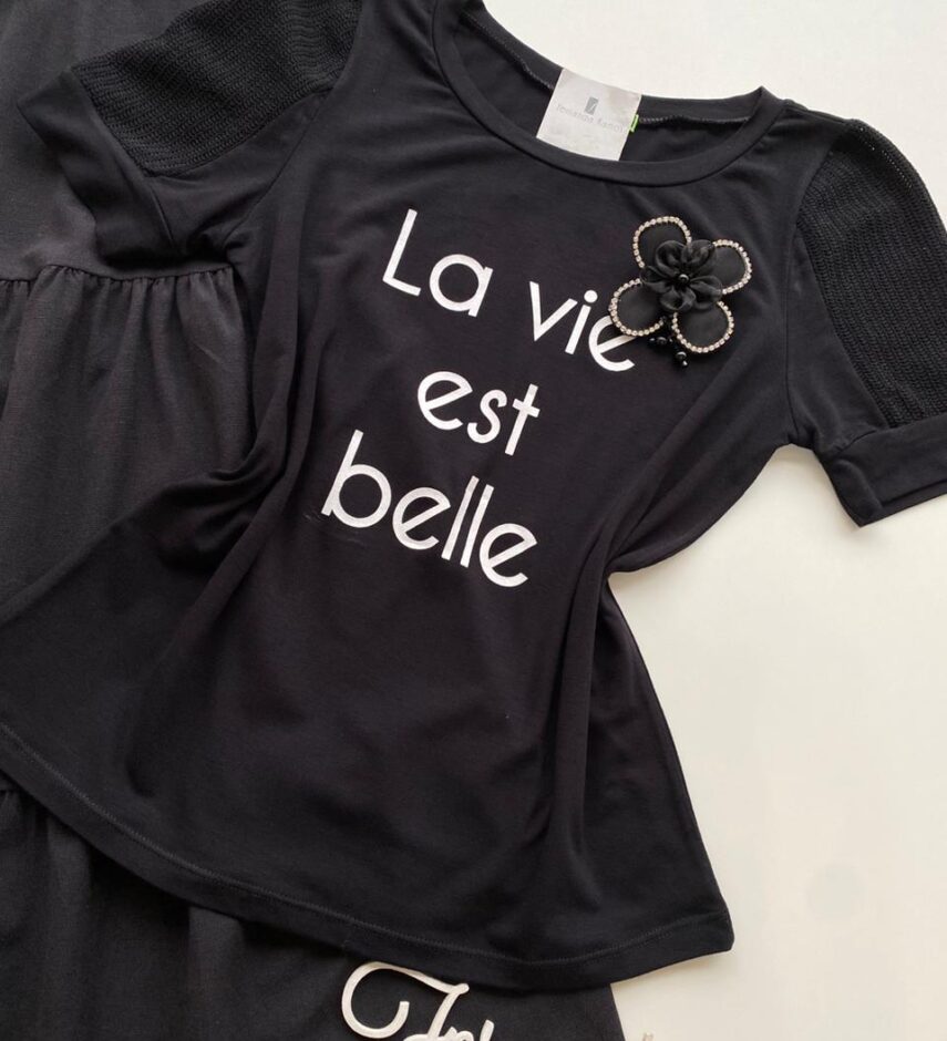 T-shirt Manga Curta com Broche de Flor La Vie Est Belle Preta - Fernanda Ramos Store
