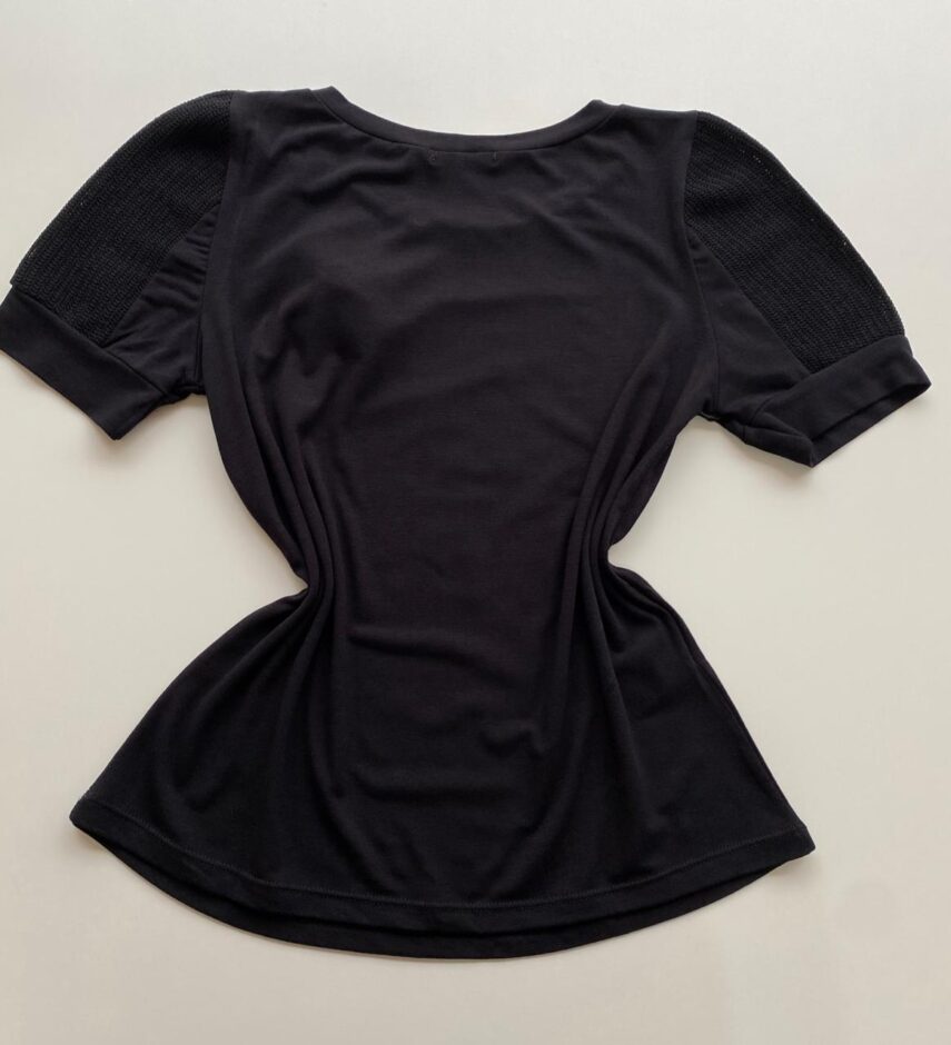 T-shirt Manga Curta com Broche de Flor La Vie Est Belle Preta - Fernanda Ramos Store