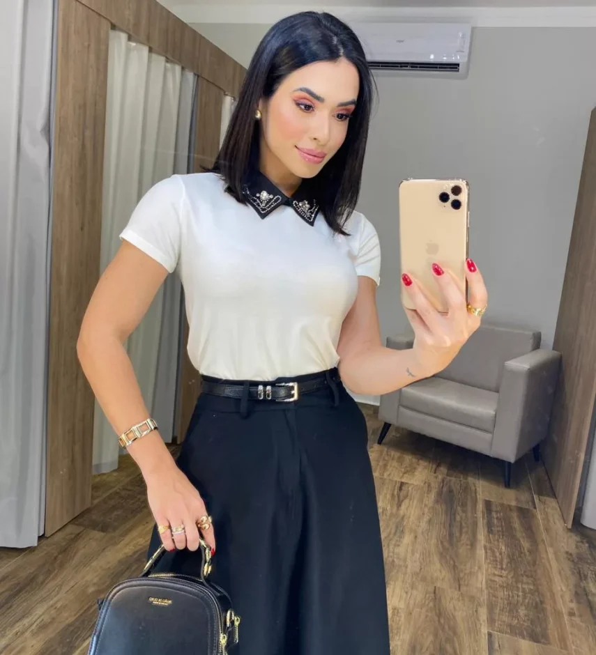 T-shirt Manga Curta Feminina Gola com Aplicações Off White - Fernanda Ramos Store