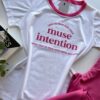 T-shirt Manga Curta Muse Intention Branca Detalhe Rosa - Fernanda Ramos Store