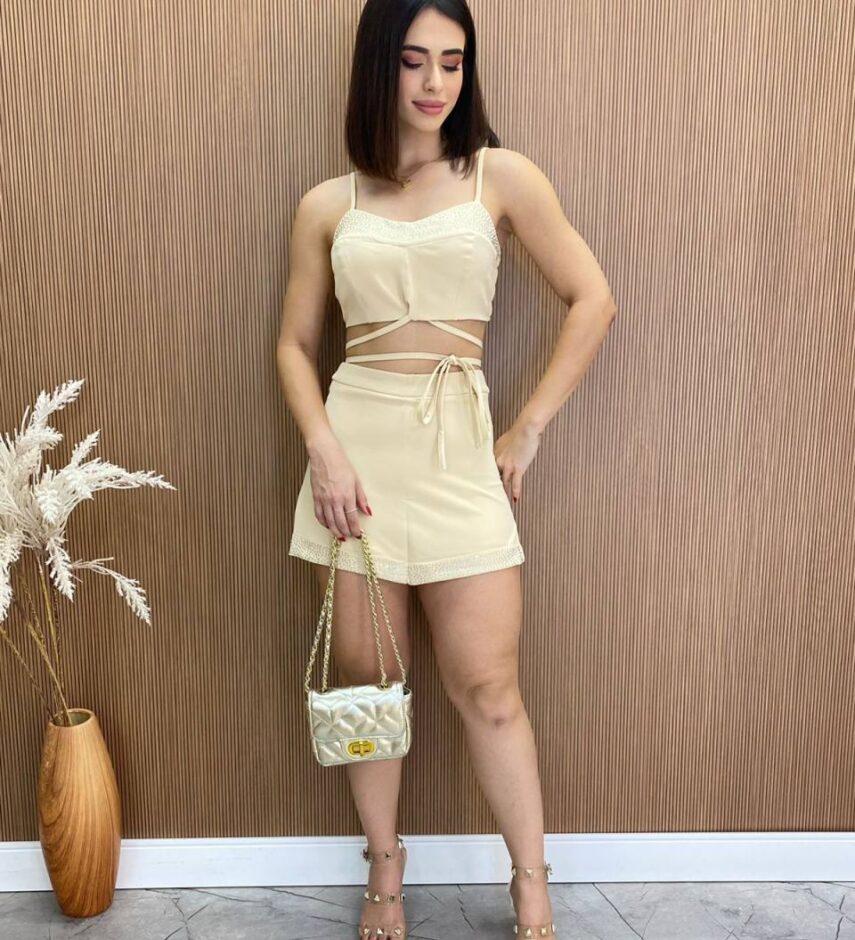 Conjunto Feminino com Aplicações Cropped Amarração e Short Saia Bege - Fernanda Ramos Store