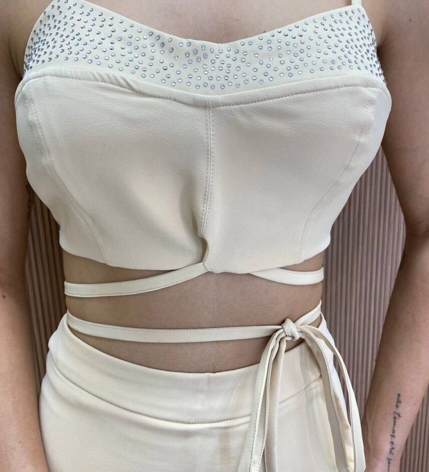Conjunto Feminino com Aplicações Cropped Amarração e Short Saia Bege - Fernanda Ramos Store