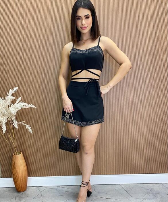 Conjunto Feminino com Aplicações Cropped Amarração e Short Saia Preto - Fernanda Ramos Store