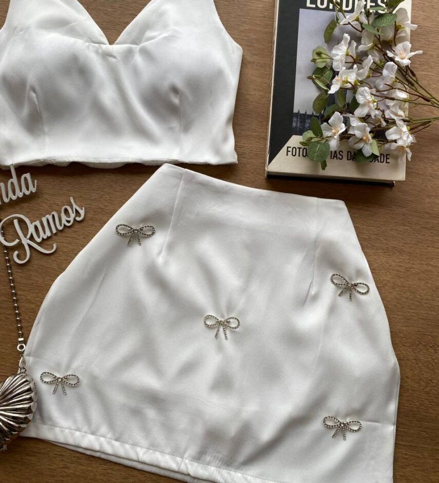 Conjunto Feminino Cropped com Bojo e Short Saia com Broche Branco - Fernanda Ramos Store