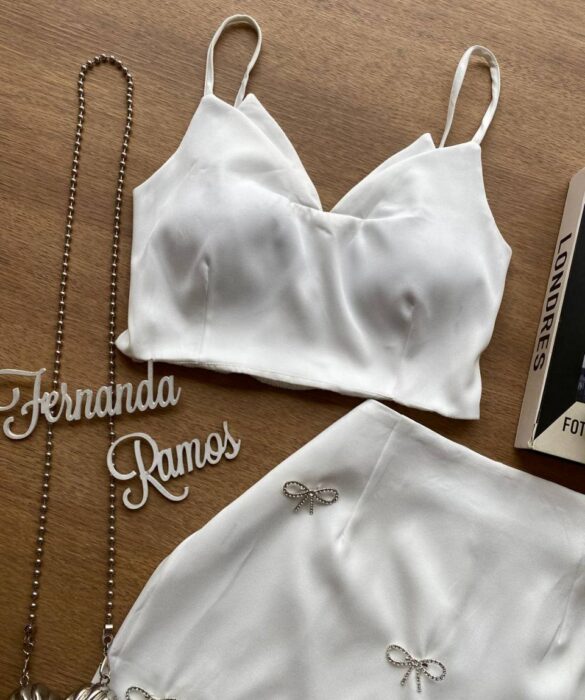 Conjunto Feminino Cropped com Bojo e Short Saia com Broche Branco - Fernanda Ramos Store