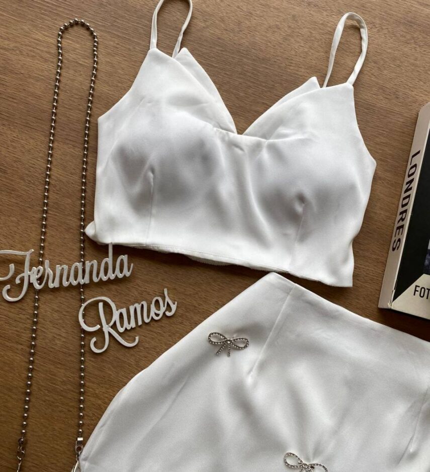 Conjunto Feminino Cropped com Bojo e Short Saia com Broche Branco - Fernanda Ramos Store