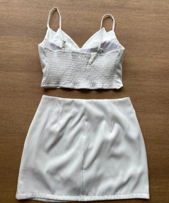 Conjunto Feminino Cropped com Bojo e Short Saia com Broche Branco - Fernanda Ramos Store