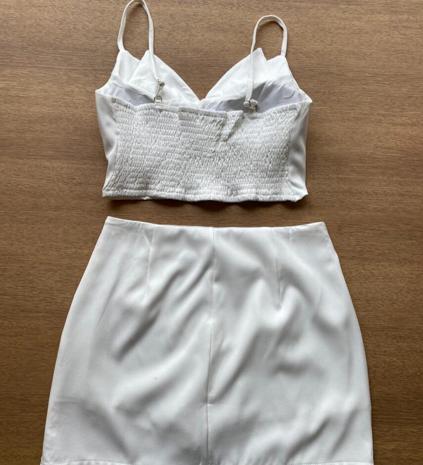 Conjunto Feminino Cropped com Bojo e Short Saia com Broche Branco - Fernanda Ramos Store