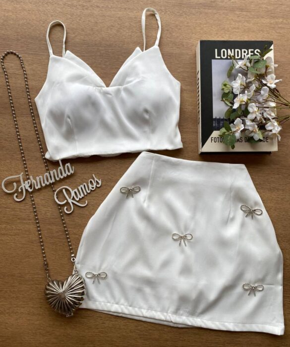 Conjunto Feminino Cropped com Bojo e Short Saia com Broche Branco - Fernanda Ramos Store