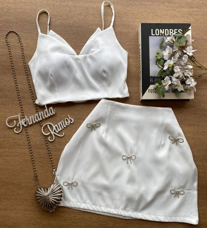 Conjunto Feminino Cropped com Bojo e Short Saia com Broche Branco - Fernanda Ramos Store